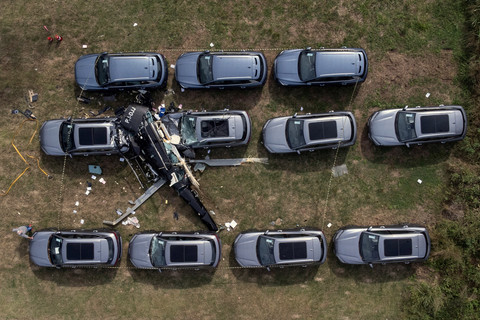 Foto udara menunjukkan lokasi kecelakaan helikopter di Recreio dos Bandeirantes, Rio de Janeiro, Brasil, Minggu (14/6/2026).
Foto: Tercio Teixeira/AFP