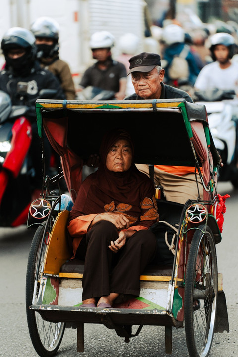 Indonesia terasa semakin padat, namun laju kelahiran terus menurun. Pergeseran demografi ini membawa Indonesia menuju era masyarakat menua. (Sumber: pexels.com)