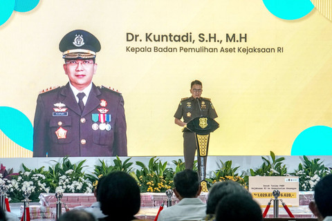 Kuntadi, Kepala Badan Pemulihan Aset Kejagung RI menyerahkan hasil lelang barang rampasan negara senilai Rp1.029.874.376.628 kepada Kementerian Keuangan dalam acara yang digelar di Badan Pemulihan Aset (BPA), Jakarta, Senin (15/6/2026). Foto: Iqbal Firdaus/kumparan