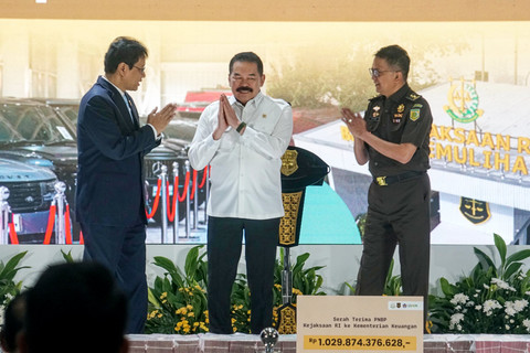 Menkeu Purbaya, Jaksa Agung Sanitiar Burhanuddin, dan Kepala BPA Kuntadi saat penyerahan hasil lelang barang rampasan negara senilai Rp1.029.874.376.628 kepada Kemenkeu dalam acara yang digelar di BPA, Jakarta, Senin (15/6/2026). Foto: Iqbal Firdaus/kumparan