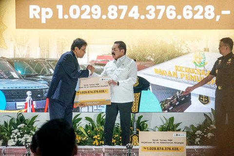 Penyerahan simbolis hasil lelang barang rampasan negara senilai Rp1.029.874.376.628 kepada Kementerian Keuangan dalam acara yang digelar di Badan Pemulihan Aset (BPA), Jakarta, Senin (15/6/2026). Foto: Iqbal Firdaus/kumparan