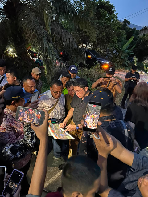 Staf Khusus Menko Infrastruktur, Herzaky Mahendra Putra, saat tinjau jalur di Kabupaten Sambas. Foto: Istimewa