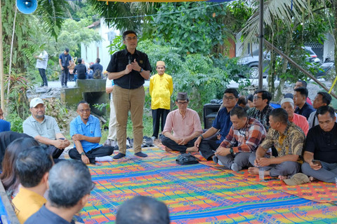 Staf Khusus Menko Infrastruktur, Herzaky Mahendra Putra, saat tinjau jalur di Kabupaten Sambas. Foto: Istimewa