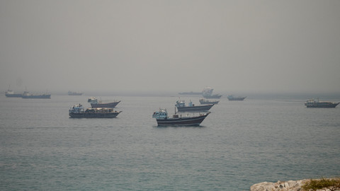 Kapal-kapal berlabuh di Selat Hormuz , seperti terlihat dari Musandam, Oman, 11 Juni 2026. Foto: REUTERS/Stringer