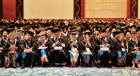 Wisudawan Universitas Respati Yogyakarta (UNRIYO) saat mengikuti prosesi wisuda. Foto: Dok. Istimewa.