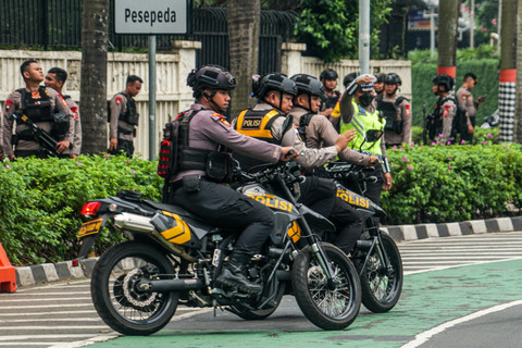 Polisi menjaga area saat rombongan Presiden Jerman tiba di Jakarta di kawasan Bunderan HI menuju Istana, Jakarta, Senin (15/6/2026)  Foto: Iqbal Firdaus/kumparan