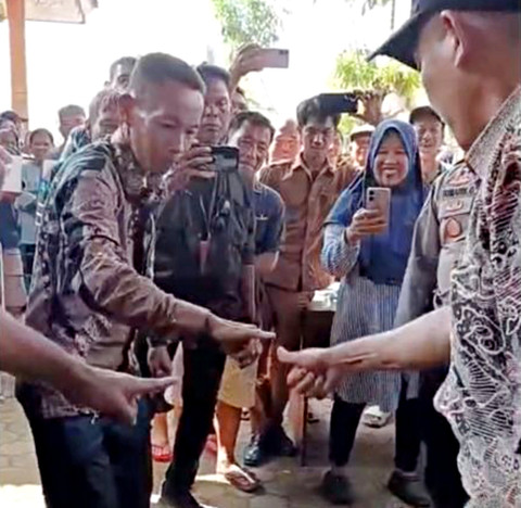 Dua peserta calon ketua RT, M. Isbandi (Aan) dan Alpian Bakardin beradu suit untuk menentukan ketua RT terpilih di Kelurahan Tanjung Raya, Kecamatan Lubuklinggau Utara I, Kota Lubuklinggau, Sumatera Selatan. Foto: Dok. Istimewa