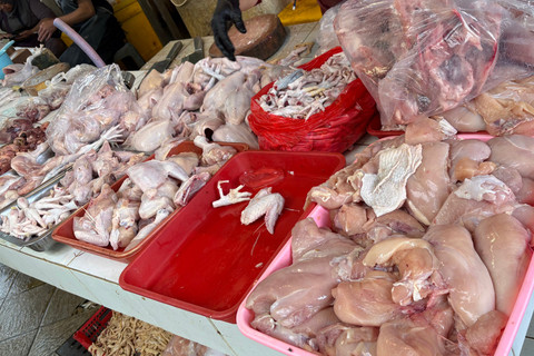 Pedagang daging ayam di Pasar Rumput Jakarta Selatan, Senin (15/6/2026). Foto: Fariza Rizky Ananda/kumparan