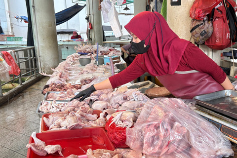 Pedagang daging ayam di Pasar Rumput Jakarta Selatan, Senin (15/6/2026). Foto: Fariza Rizky Ananda/kumparan