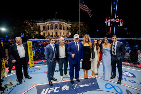 Presiden AS Donald Trump, Ibu Negara Melania Trump, CEO UFC Dana White, dan tamu lainnya berpose di dalam Octagon pada UFC Freedom 250 di South Lawn Gedung Putih di Washington, DC, AS, 15 Juni 2026. Foto: Reuters/Evan Vucci
