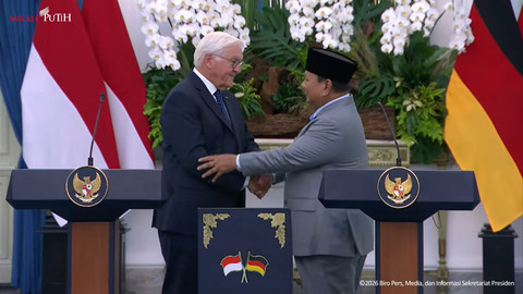 Presiden RI Prabowo Subianto (kanan) berjabat tangan dengan Presiden Republik Federal Jerman Frank-Walter Steinmeier di Istana Merdeka, Jakarta, Senin (15/6/2026). Foto: YouTube/ Sekretariat Presiden