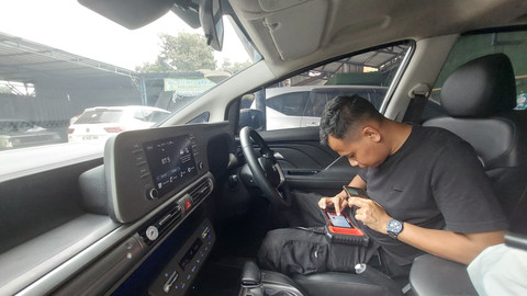 Sundoro Edi Pranoto pemilik Inspector Mobil saat melakukan pengecekan. Foto: Dok. Sundoro