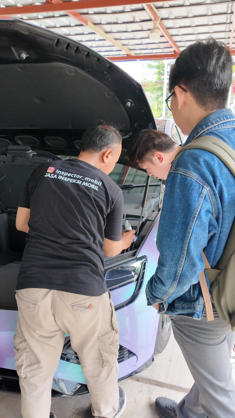 Sundoro Edi Pranoto pemilik Inspector Mobil saat melakukan pengecekan. Foto: Dok. Sundoro