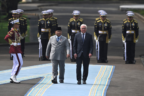 Presiden Prabowo Subianto bersama Presiden Jerman Frank Walter Steinmeier berjalan memeriksa pasukan di Istana Merdeka, Jakarta, Senin (15/6/2026). Foto: Bayu Pratama S/ANTARA FOTO