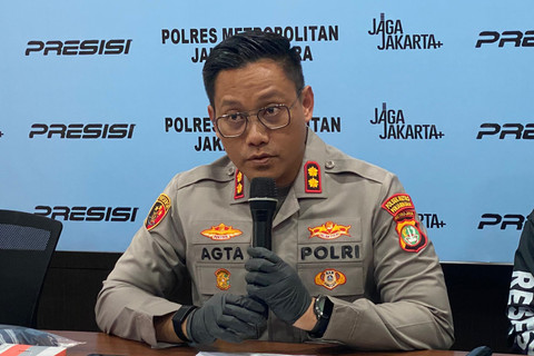 Kapolsek Metro Penjaringan AKBP Agta Bhuwana Putra memberikan keterangan pers pengungkapan kasus percobaan penculikan dan penganiayaan terhadap lansia di Polsek Metro Penjaringan, Jakarta Utara, Senin (15/6/2026). Foto: Aditya Nugraha/kumparan