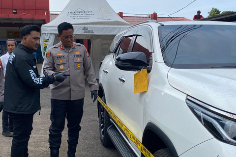 Polisi menunjukkan barang bukti pengungkapan kasus percobaan penculikan dan penganiayaan terhadap lansia di Polsek Metro Penjaringan, Jakarta Utara, Senin (15/6/2026). Foto: Aditya Nugraha/kumparan