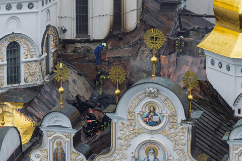 Petugas pemadam kebakaran menyisir kerusakan Katedral Dormisi di kompleks Ortodoks Kyiv Pechersk Lavra setelah serangan rudal Rusia di Kiev, Ukraina, Senin (15/6/2026). Foto: Serhii Okunev / AFP