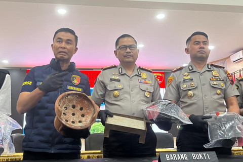 Polisi saat menunjukan barang bukti seperti tungku pembakaran yang diduga menjadi penyebab tewasanya satu keluarga saat glamping di Posong saat konpers pada Senin (15/6/2026). Foto: Intan Alliva Khansa/kumparan