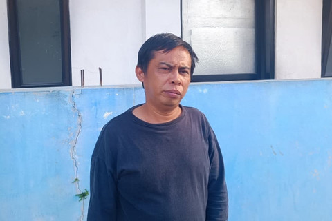 Resa, penjaga kos yang ditempati seorang wanita yang diduga menjadi korban penyekapan dan aniaya oleh pacarnya di Cinunuk, Kecamatan Cileunyi, Kabupaten Bandung, Senin (15/6/2026). Foto: Abisatya Ramdhani/kumparan