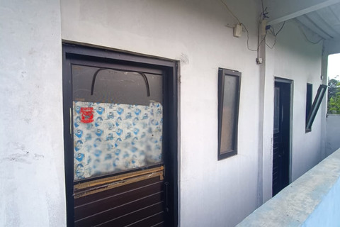 Kamar kos yang ditempati seorang wanita yang diduga menjadi korban penyekapan dan aniaya oleh pacarnya di Cinunuk, Kecamatan Cileunyi, Kabupaten Bandung, Senin (15/6/2026). Foto: Abisatya Ramdhani/kumparan