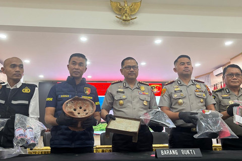 Polisi saat menunjukan barang bukti seperti tungku pembakaran yang diduga menjadi penyebab tewasanya satu keluarga saat glamping di Posong saat konpers pada Senin (15/6/2026). Foto: Intan Alliva Khansa/kumparan