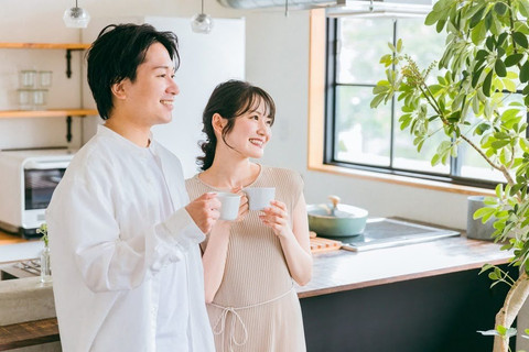 Studi menemukan bahwa mindful consumption dapat menjadi wujud menyayangi diri sendiri karena berkorelasi terhadap rasa cukup. Foto: Shutterstock