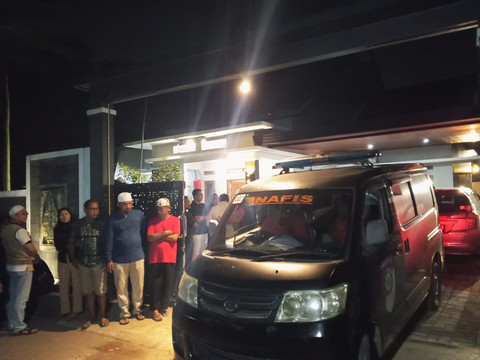 Inafis Polres Purwakarta saat melakukan olah TKP di rumah korban, Minggu (14/6). Dok. Istimewa
