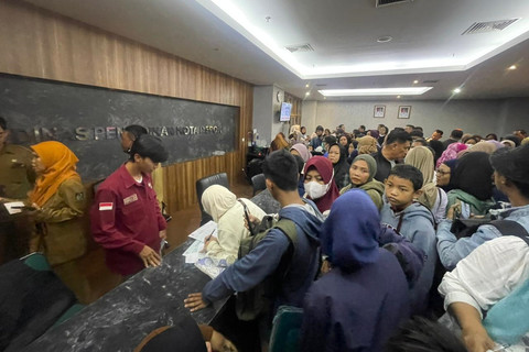 Gangguan upload dokumen SPMB 2026 dikeluhkan puluhan orang tua siswa yang memadati kantor Dinas Pendidikan Kota Depok, Senin (15/6/2026). Foto: kumparan