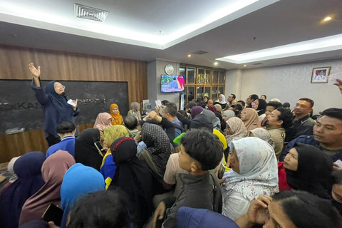 Gangguan upload dokumen SPMB 2026 dikeluhkan puluhan orang tua siswa yang memadati kantor Dinas Pendidikan Kota Depok, Senin (15/6/2026). Foto: kumparan