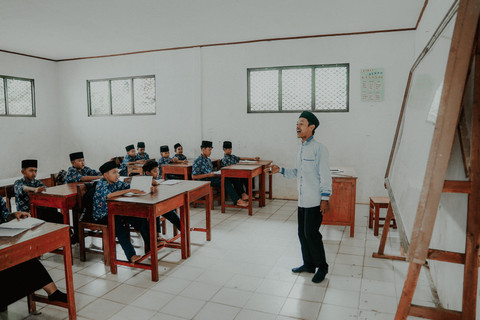 Ilustrasi peserta didik belajar di dalam kelas (Sumber: Foto oleh El Jusuf dari Pexels: https://images.pexels.com/photos/35548841/pexels-photo-35548841.jpeg)