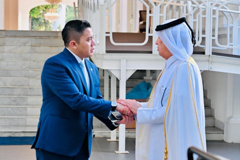 Seskab Teddy Indra Wijaya menyambut kedatangan Menteri Negara Urusan Luar Negeri Qatar Sultan bin Saad Al-Muraikhi di Istana Merdeka, Jakarta, Senin (15/6/2026). Foto: Laily Rachev/Biro Pers Sekretariat Presiden