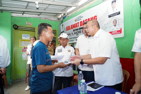 Ketua Umum DPP Ikatan Keluarga Minang (IKM) Andre Rosiade menyerahkan bantuan kepada perantau Minang yang menjadi korban kebakaran di kawasan Pasar Jiung, Kelurahan Kebon Kosong, Kecamatan Kemayoran, Jakarta Pusat, Senin (15/6/2026). Foto: Dok. Istimewa