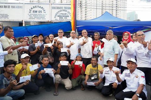 Ketua Umum DPP Ikatan Keluarga Minang (IKM) Andre Rosiade menyerahkan bantuan kepada perantau Minang yang menjadi korban kebakaran di kawasan Pasar Jiung, Kelurahan Kebon Kosong, Kecamatan Kemayoran, Jakarta Pusat, Senin (15/6/2026). Foto: Dok. Istimewa