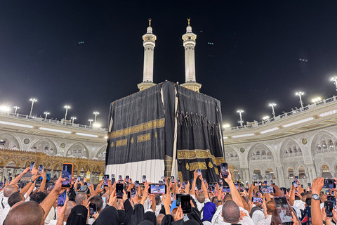 Umat Islam dari berbagai negara mengabadikan proses penggantian kain penutup Ka'bah atau kiswah di Masjidil Haram, Makkah, Arab Saudi, Senin (15/6/2026) waktu setempat. Foto: Citro Atmoko/ANTARA FOTO