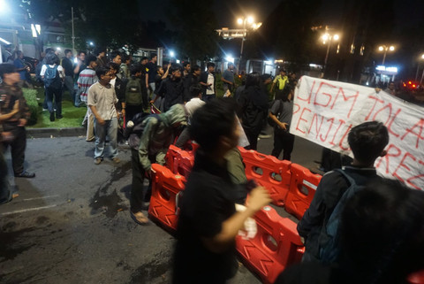 Ratusan mahasiswa menggeruduk acara diskusi di Joglo Gelanggang Inovasi dan Kreativitas (GIK) Universitas Gadjah Mada (UGM). Foto: Dok. Istimewa