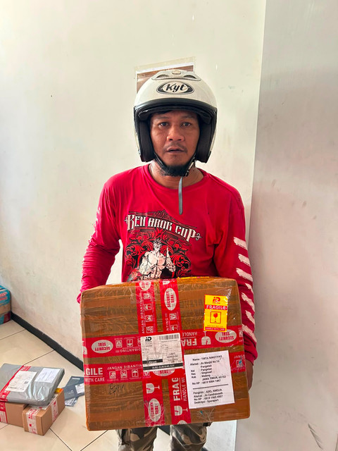 Tersangka dan barang bukti ganja di dalam paket berisi mie instan. Foto: Dok. Istimewa