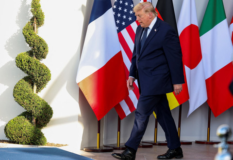 Presiden AS Donald Trump berjalan selama KTT G7 di Evian-les-Bains, Prancis, Senin (15/6/2026). Foto: Isabel Infantes/REUTERS