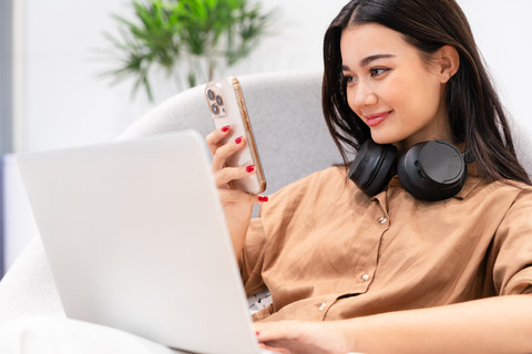 Ilustrasi Perempuan chatting-an dengan rekan kerja. Foto: myboys.me/Shutterstock