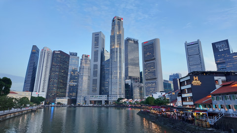Ilustrasi gedung perkantoran di Singapura. Foto: harhar38/Shutterstock