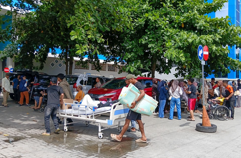 Sejumlah pasien dan keluarga dievakuasi akibat gempa di halaman RS Samaritan di Palu, Sulawesi Tengah, Selasa (16/6/2026). Foto: Salman/Antara
