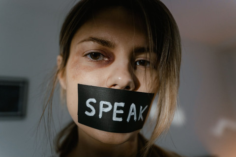 Ilustrasi Perempuan yang sedang terbungkam. Foto: Mart Production/pexels
