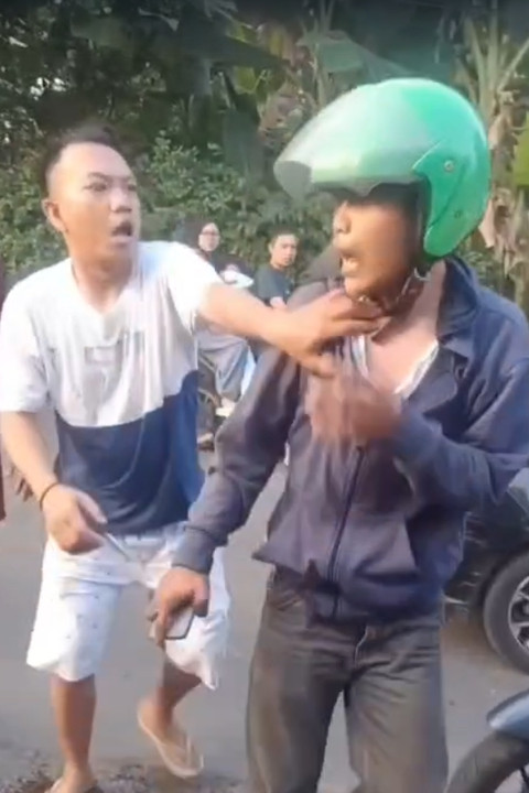 Seorang pengemudi ojek online jadi korban penganiayaan usai dituduh jambret di Jalan Raya Pasir Putih, Sawangan, Depok, Minggu (14/6/2026). Foto: Dok. Istimewa
