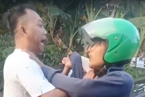 Seorang pengemudi ojek online jadi korban penganiayaan usai dituduh jambret di Jalan Raya Pasir Putih, Sawangan, Depok, Minggu (14/6/2026). Foto: Dok. Istimewa