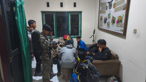 Terduga pendaki ilegal saat diamankan petugas BB-TNBTS. Foto: Dok. Humas BB-TNBTS