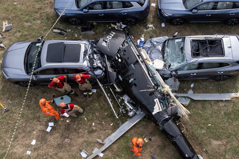 Foto udara puing-puing berserakan di tanah setelah tabrakan maut antara dua helikopter di Rio de Janeiro, Brasil, Minggu (14/6/2026). Foto: Tercio Teixeira/AFP