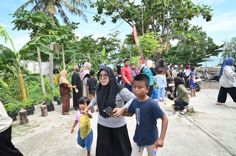 Warga berlari menjauhi pantai saat terjadi gempa di Pantai Tondo, Palu, Sualwesi Tengah, Selasa (16/6/2026). Foto: Basri Marzuki/ANTARA FOTO