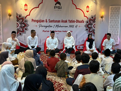 Suasana santunan anak yatim dan dhuafa dalam rangka Tahun Baru Islam 1448 Hijriah di DPP PSI, Tanah Abang, Jakarta Pusat, Selasa (16/6). Foto: Nasywa Athifah/kumparan