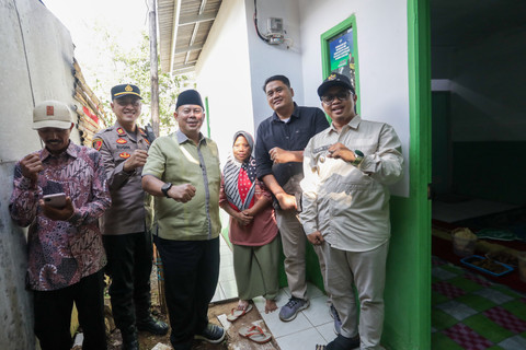 Wakil Ketua DPR RI Cucun Ahmad Syamsurijal melakukan penyerahan langsung terhadap program bedah rumah tidak layak huni atau Rutilahu pada Selasa (16/6/2026). Foto: Dok. Istimewa