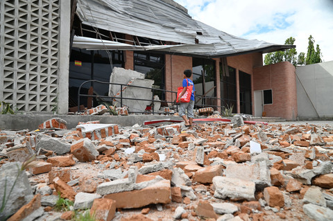 Seorang anak memperhatikan bangunan yang mengalami kerusakan akibat gempa di Palu, Sulawesi Tengah, Selasa (16/6/2026). Foto: Basri Marzuki/ANTARA FOTO