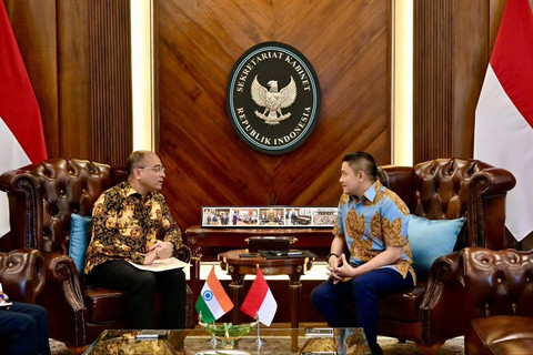 Sekretaris Kabinet Teddy Indra Wijaya menerima kunjungan Duta Besar India untuk Indonesia Shri Sandeep Chakravorty di kantor Sekretariat Kabinet, Jakarta, Selasa (16/6/2026). Foto: Instagram/ @sekretariat.kabinet